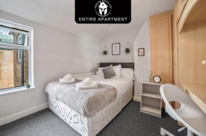 30Nights Specials l Exclusive Deal on 3-Bed Flat in City Centre l Sleeps 6 l Free WIFI & Parking l Desks & Netflix